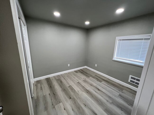 Building Photo - Single Family House Tacoma