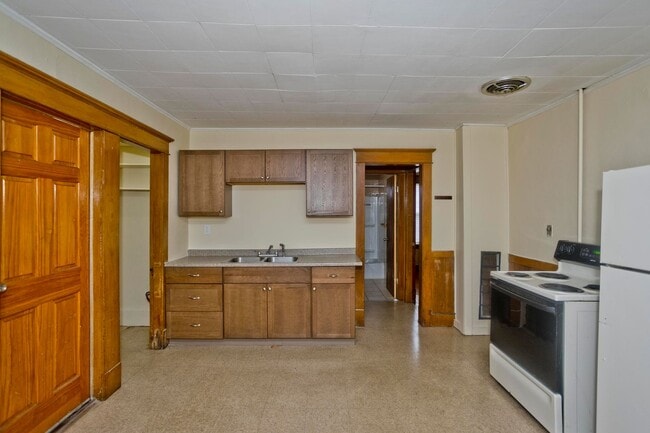 Building Photo - 58-60 Ionia St