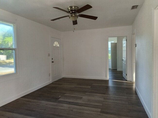 Building Photo - Great location, walking distance to downtown Leesburg!