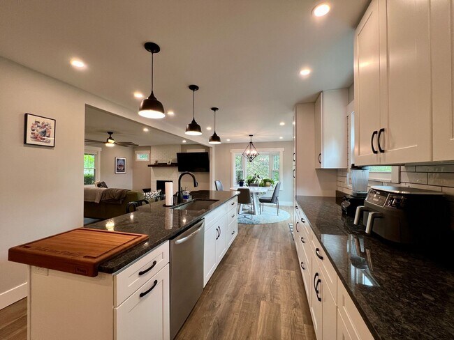 Building Photo - Beautifully Updated Home!  Fenced Yard!
