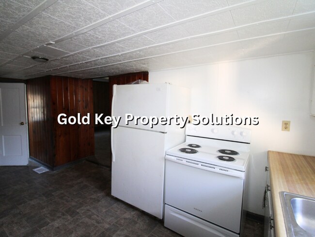 Building Photo - Cute 2 BR 1 BA House with Enclosed Porch a...
