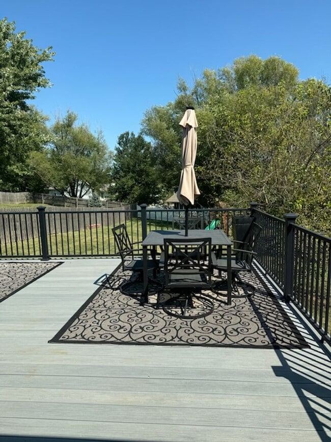 Building Photo - Stunning 4BR 5BA Home w/ Garage & Deck • Full Kitchen Suite • Deck in Platte City