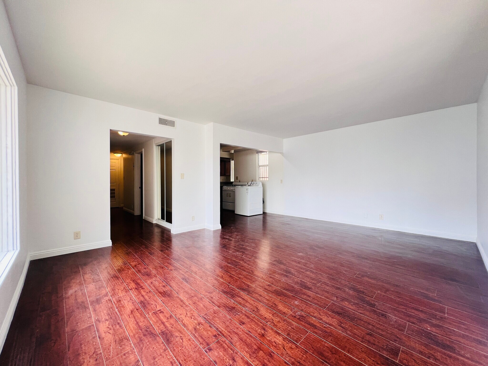 Building Photo - 1142 S Serrano Ave