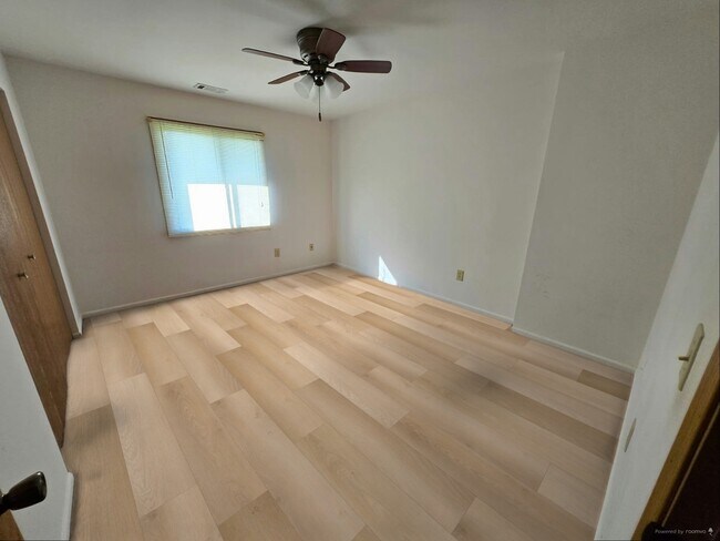 Building Photo - 460 Echo Ln