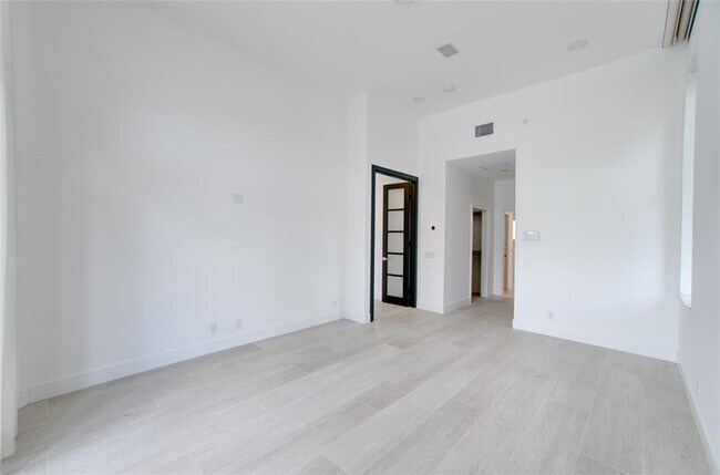Building Photo - 2550 Jardin Terrace