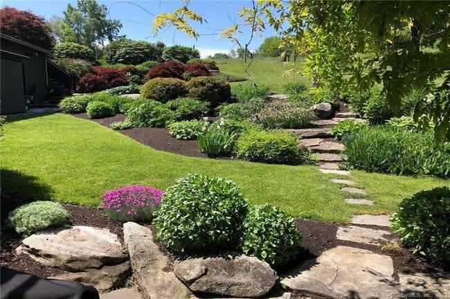 Building Photo - 11 Rolling Hills Dr