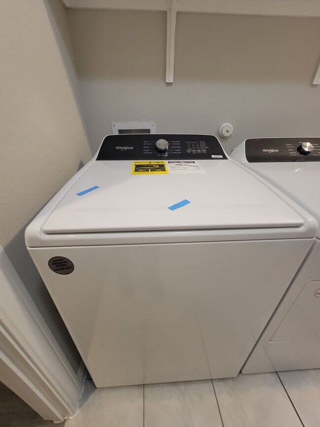 Building Photo - Beautiful Solar-Powered 4BR / 2BA Home – Big Backyard & Modern Kitchen