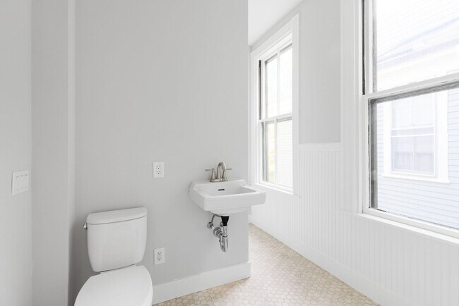 Building Photo - 33 Brewster St
