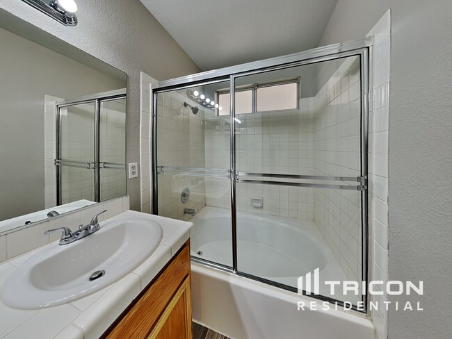 Building Photo - 5033 Golfridge Dr