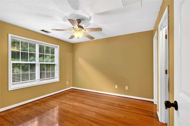 Building Photo - 744 W Vincent Dr
