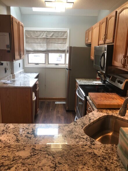 Kitchen - 120 Courtyard Ln