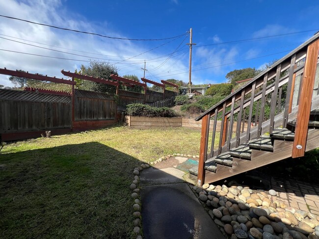 Building Photo - Spacious 3 Bedroom 2 Bath Home in Monterey