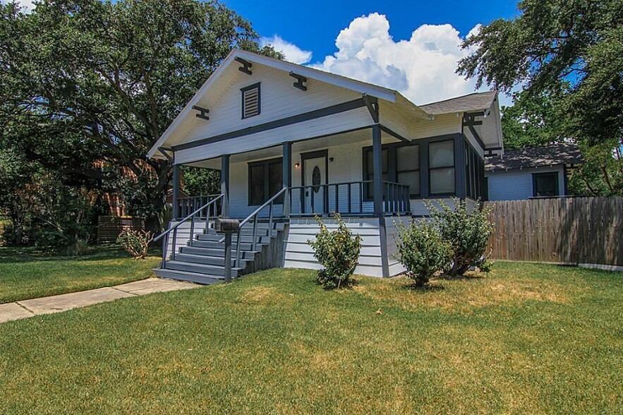 Building Photo - 2 11th Ave N