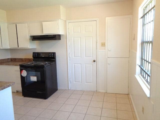 Building Photo - 4002 Cloverbrook Dr