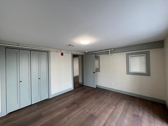 Building Photo - 160 Seabury St