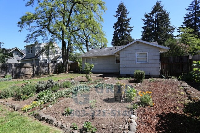 Building Photo - Beautiful, Spacious 3 Bedroom - Foster-Powell Neighborhood