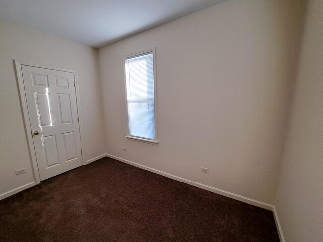 Building Photo - 1509 W Greenleaf Ave