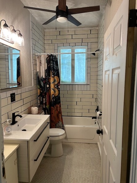 modern bathroom - 519 W 14th St