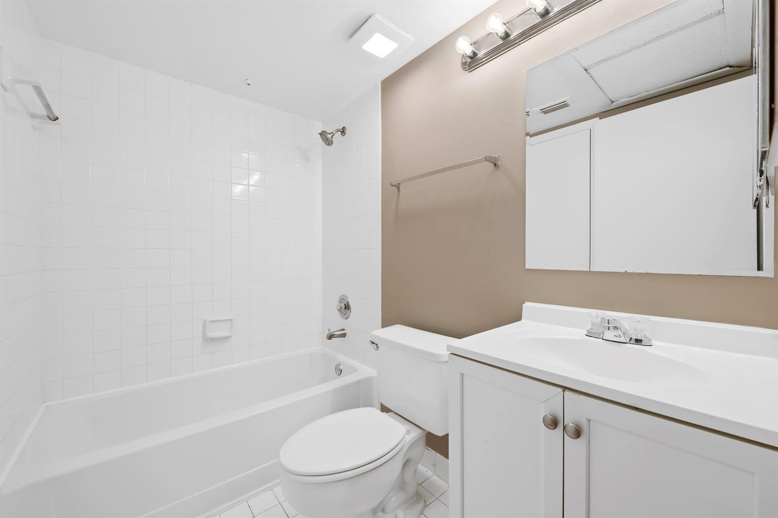 Building Photo - 2861 N Oakland Forest Dr