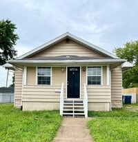Building Photo - Updated and rent ready...450 Hamilton, Wood River