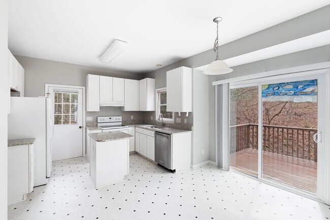 Building Photo - Available 6/9! Fabulous Home in Fantastic Location