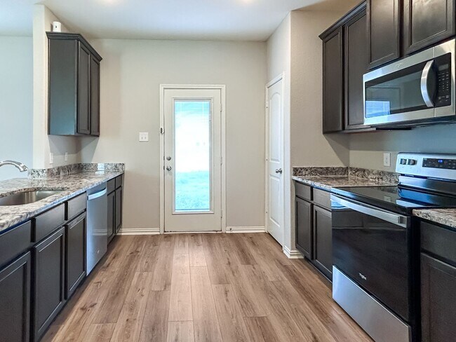 Building Photo - Beautifully Refreshed 3-Bedroom Home in De...