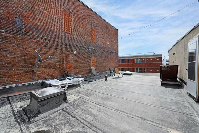 Building Photo - 354 1st St