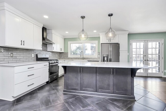 Building Photo - 1932 Stoneyridge Dr