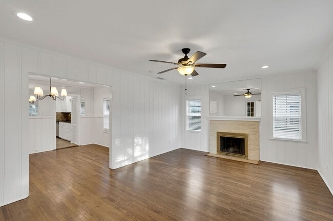 Building Photo - Bluebonnet Circle Charmer