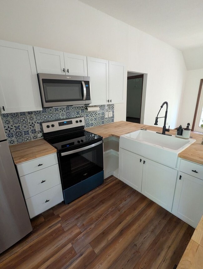 Building Photo - 3/2 : Nestled in the highly desirable Haile Plantation community