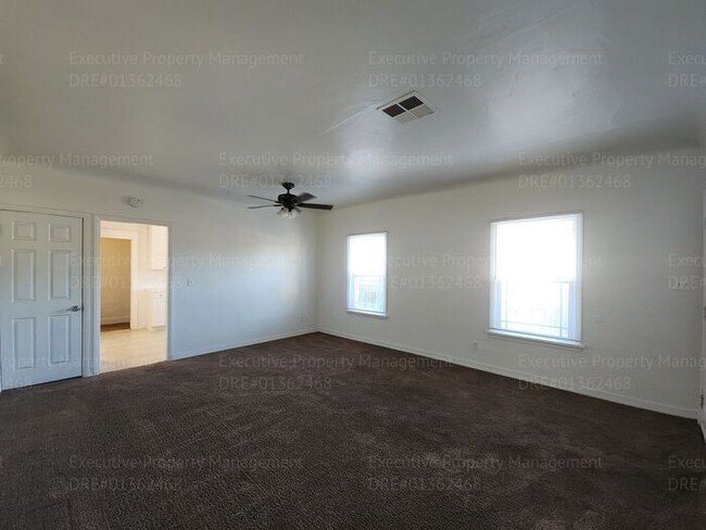 Building Photo - Move in ready. 3 bedrooms/ 1.5 bath, yard,...