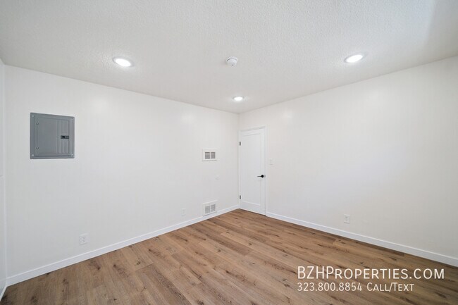 Building Photo - 7209 Willoughby Ave