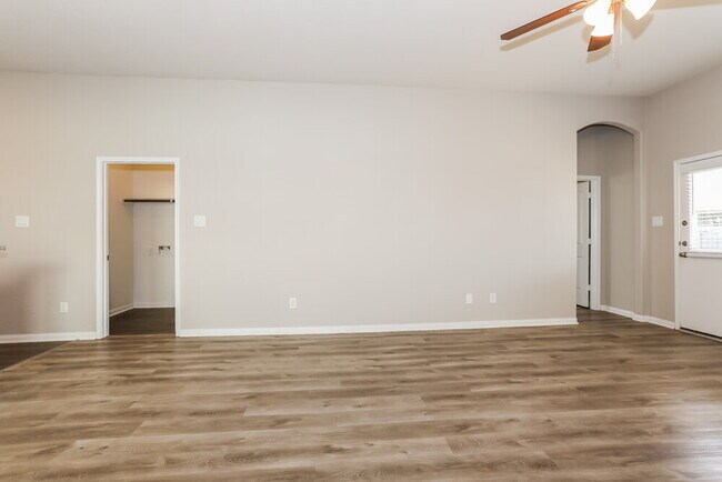 Building Photo - 15153 Meadow Glen S