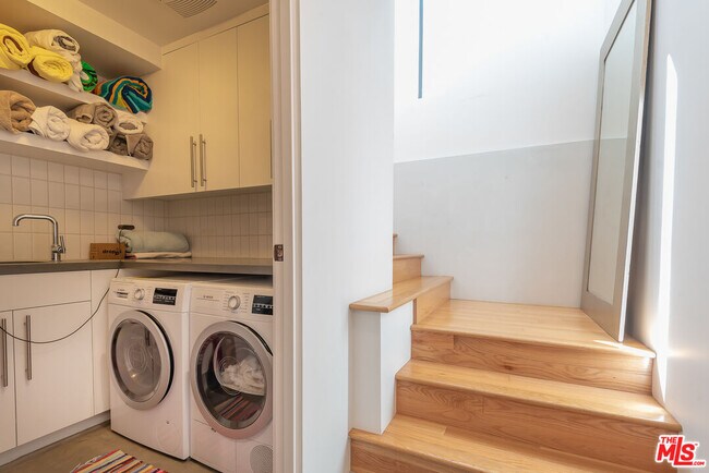 Building Photo - 581 Agate St