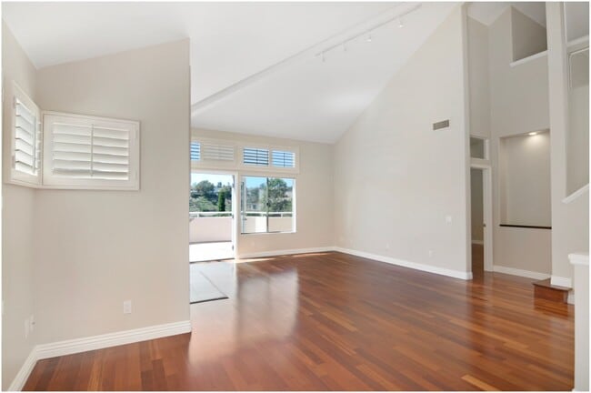 Building Photo - 2 Bedroom Plus Loft - Laguna Niguel Condo!