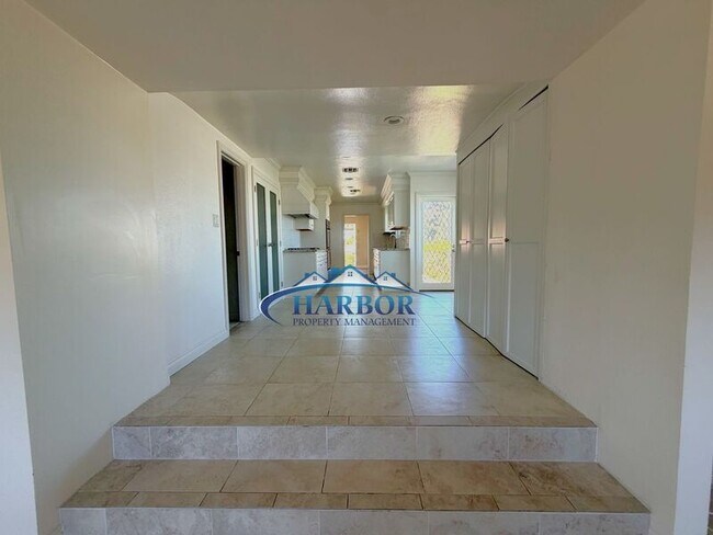 Building Photo - 1630 Miracosta St
