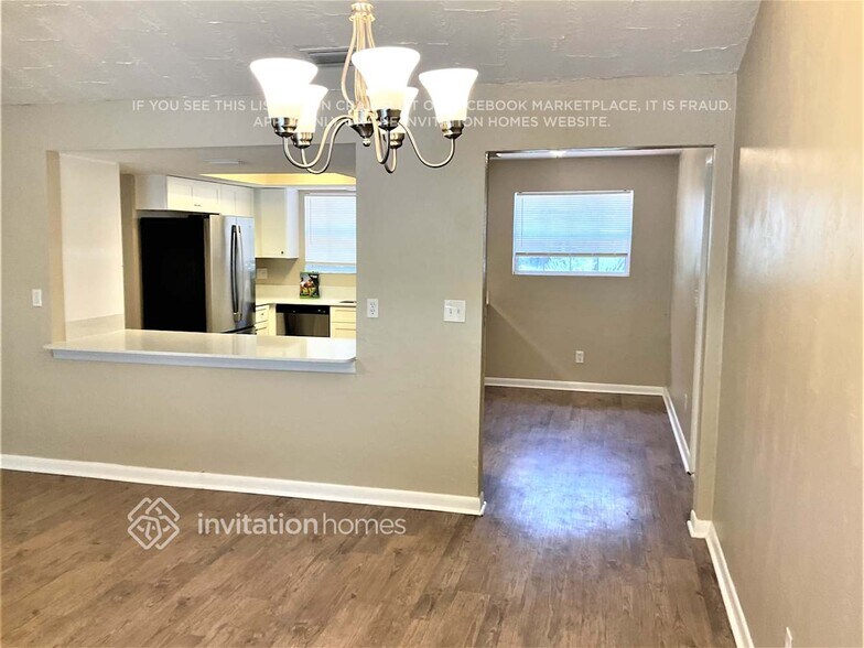 Building Photo - 1725 Pine Tree Dr