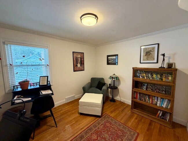 Building Photo - 3 Bed 1.5 Bath Single Family Home in Scholfield