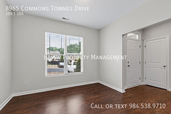 Building Photo - 8965 Commons Townes Dr