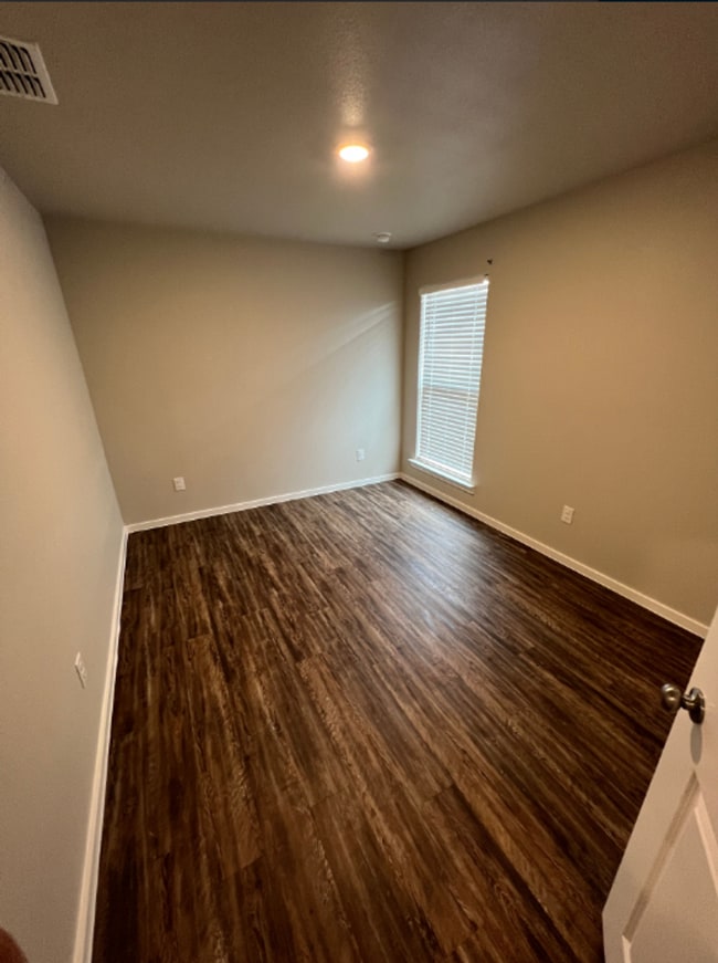 Building Photo - AVAILABLE NOW! 3/2/1 off west 19th!