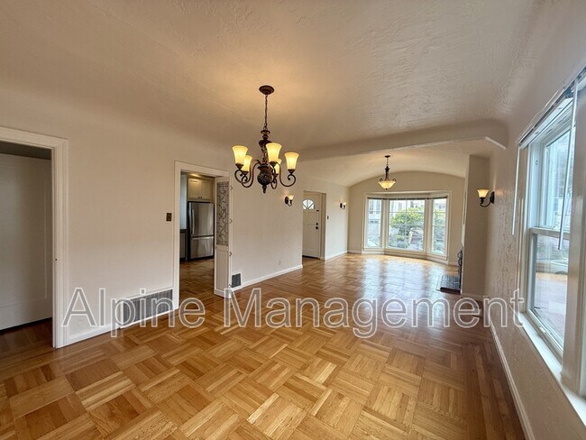 Building Photo - 658 Rockdale Dr