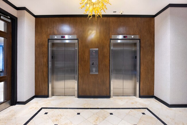 Building Photo - 7135 Hollywood Blvd