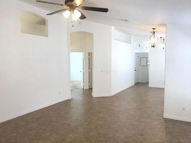 Building Photo - 2036 E Windsong Dr