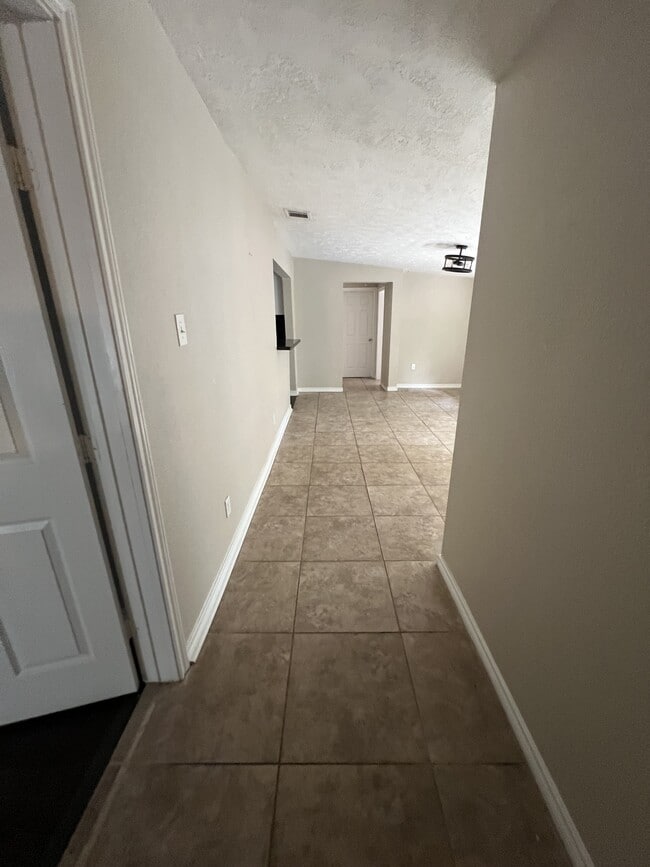 Building Photo - 605 Highlands St