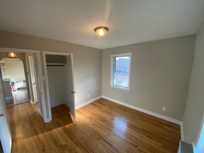 Building Photo - 30 E 7th St