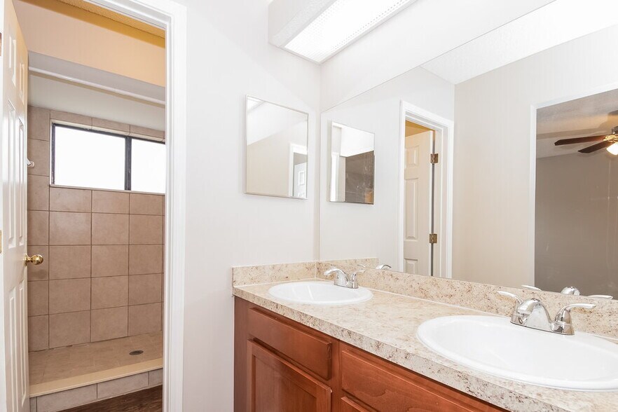 Building Photo - 3413 Deerfield Pointe Dr