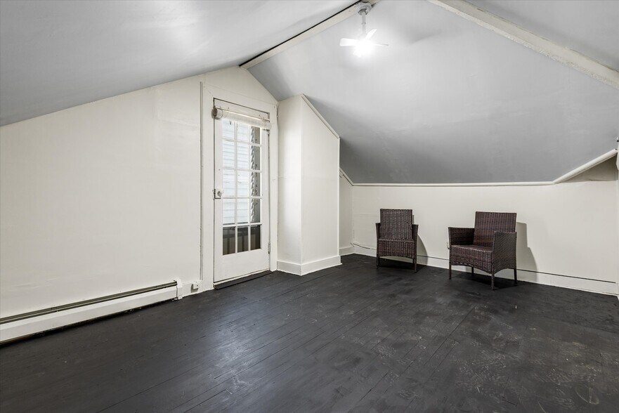 Building Photo - 2 Pirates Cv