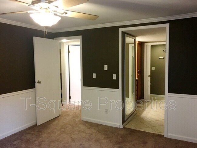 Building Photo - 4629 W Lake Sammamish Pky SE