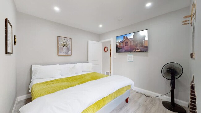 Building Photo - 730 E Alameda Ave