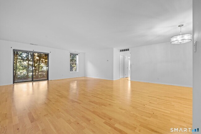 Building Photo - 140 Field Point Rd